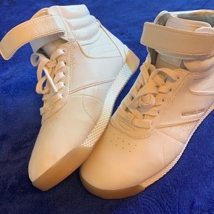 ☑️🐇🤍 white michale kors tennis shoes high tops